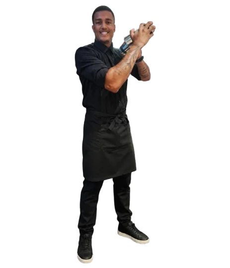 Peter Barman preparando um drink no shaker